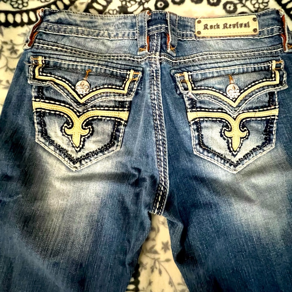 Size 31 Rock Revival women’s jeans. Excellent used condition.